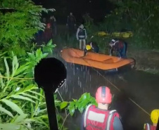 BOMBEIROS RESGATA PESSOAS ANTONINA