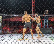 Evento nacional de boxe e MMA à beira-mar reúne milhares de espectadores