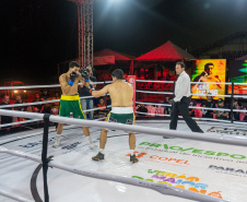Evento nacional de boxe e MMA à beira-mar reúne milhares de espectadores