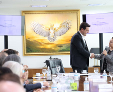 A Universidade Estadual de Londrina (UEL) será a primeira instituição de ensino superior estadual do Paraná a ter um parque tecnológico em seu campus, no Norte do Estado. O projeto arquitetônico do novo espaço, que será um hub de inovação integrado à infraestrutura acadêmica e de pesquisa da universidade, foi apresentado nesta terça-feira (11) ao governador Carlos Massa Ratinho Junior.