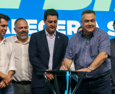 O governador Carlos Massa Ratinho Junior anunciou nesta quinta-feira (13) a liberação de R$ 1,2 bilhão para a saúde pública do Estado, durante o evento Saúde em Movimento, em Foz do Iguaçu, na região Oeste. 
