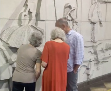 NA SEMANA DE ANIVERSÁRIO DE POTY LAZAROTTO, ARTISTAS QUE EXECUTARAM OBRAS DELE VISITAM MURAL DO SIMEPAR