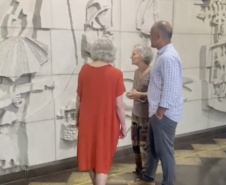 NA SEMANA DE ANIVERSÁRIO DE POTY LAZAROTTO, ARTISTAS QUE EXECUTARAM OBRAS DELE VISITAM MURAL DO SIMEPAR