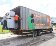 Governo do PR e TCE enviam 1,4 mil itens de escritório para o RS