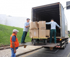 Governo do PR e TCE enviam 1,4 mil itens de escritório para o RS