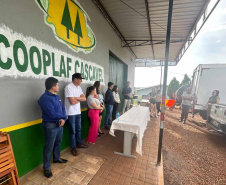 entrega de equipamentos em cooperativa da agricultura familiar em cascavel