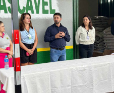 entrega de equipamentos em cooperativa da agricultura familiar em cascavel