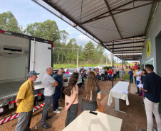 entrega de equipamentos em cooperativa da agricultura familiar em cascavel