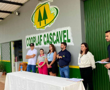 entrega de equipamentos em cooperativa da agricultura familiar em cascavel
