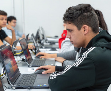 Simulado do Saeb e trote de profissões engajam estudantes de colégio estadual em Curitiba