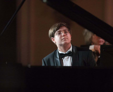 Orquestra Sinfônica do Paraná se apresenta neste domingo no Guairão com regência de José Soares e participação do pianista Estefan Iatcekiw