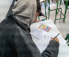 Conhece alguém que quer aprender a ler e escrever? Inscrições para o Alfabetiza Paraná encerram em 15 de maio