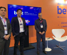 Paraná apresenta modelo inovador de parceria público-privada e políticas de leitura digital na educação durante a Bett Brasil 2025