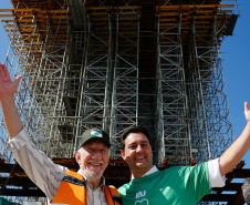 Em ritmo acelerado, a construção da Ponte de Guaratuba chegou à metade da execução. O governador Carlos Massa Ratinho Junior esteve no canteiro de obras, nesta quinta-feira (1), para acompanhar a evolução da obra.