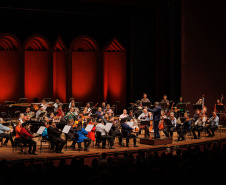 Orquestra Sinfônica do Paraná encanta plateia lotada com repertório dos Beatles no Guairão