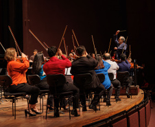 Orquestra Sinfônica do Paraná encanta plateia lotada com repertório dos Beatles no Guairão