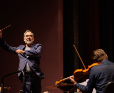 Orquestra Sinfônica do Paraná encanta plateia lotada com repertório dos Beatles no Guairão