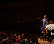 Orquestra Sinfônica do Paraná encanta plateia lotada com repertório dos Beatles no Guairão