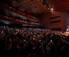 Orquestra Sinfônica do Paraná encanta plateia lotada com repertório dos Beatles no Guairão