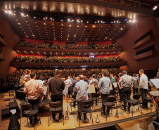 Orquestra Sinfônica do Paraná encanta plateia lotada com repertório dos Beatles no Guairão