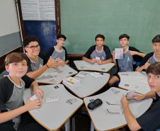 Saem telas, entram tabuleiros: restrição a celulares nas escolas do Paraná revela novos interesses