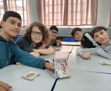 Saem telas, entram tabuleiros: restrição a celulares nas escolas do Paraná revela novos interesses