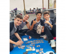 Saem telas, entram tabuleiros: restrição a celulares nas escolas do Paraná revela novos interesses