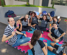 Saem telas, entram tabuleiros: restrição a celulares nas escolas do Paraná revela novos interesses