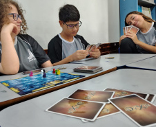 Saem telas, entram tabuleiros: restrição a celulares nas escolas do Paraná revela novos interesses