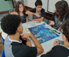 Saem telas, entram tabuleiros: restrição a celulares nas escolas do Paraná revela novos interesses