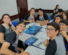 Saem telas, entram tabuleiros: restrição a celulares nas escolas do Paraná revela novos interesses