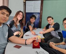 Saem telas, entram tabuleiros: restrição a celulares nas escolas do Paraná revela novos interesses