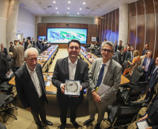 O governador Carlos Massa Ratinho Junior em reunião com delegação da União Europeia.