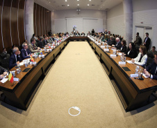 O governador Carlos Massa Ratinho Junior em reunião com delegação da União Europeia.