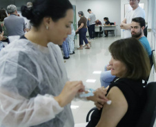 Paraná aplicou 3 milhões de vacinas contra a gripe; cobertura no grupo prioritário é de 48,06%