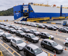 Porto de Paranaguá é o 1º a receber veículos elétricos fabricados por gigante chinesa que retoma vendas no Brasil