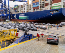 Porto de Paranaguá é o 1º a receber veículos elétricos fabricados por gigante chinesa que retoma vendas no Brasil