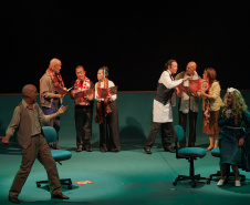 Estreia de “Gregor – uma odisseia patética” lota o Teatro José Maria Santos e emociona o público