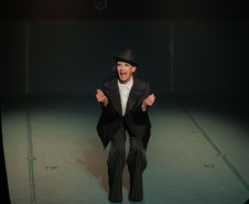 Estreia de “Gregor – uma odisseia patética” lota o Teatro José Maria Santos e emociona o público