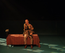 Estreia de “Gregor – uma odisseia patética” lota o Teatro José Maria Santos e emociona o público