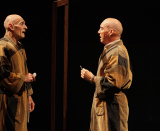 Estreia de “Gregor – uma odisseia patética” lota o Teatro José Maria Santos e emociona o público