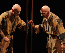 Estreia de “Gregor – uma odisseia patética” lota o Teatro José Maria Santos e emociona o público