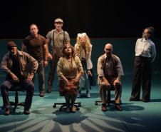 Estreia de “Gregor – uma odisseia patética” lota o Teatro José Maria Santos e emociona o público