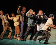 Estreia de “Gregor – uma odisseia patética” lota o Teatro José Maria Santos e emociona o público