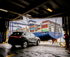 Porto de Paranaguá é o 1º a receber veículos elétricos fabricados por gigante chinesa que retoma vendas no Brasil