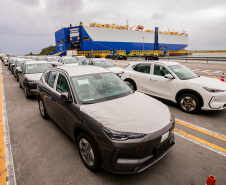 Porto de Paranaguá é o 1º a receber veículos elétricos fabricados por gigante chinesa que retoma vendas no Brasil