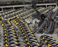 Investimento de R$ 63 milhões: Ratinho Junior entrega 431 motos e viaturas para a PMPR