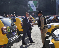 Investimento de R$ 63 milhões: Ratinho Junior entrega 431 motos e viaturas para a PMPR
