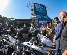 Investimento de R$ 63 milhões: Ratinho Junior entrega 431 motos e viaturas para a PMPR
