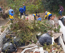Sanepar e Prefeitura de Araucária promovem mutirão ambiental no córrego Vila Velha